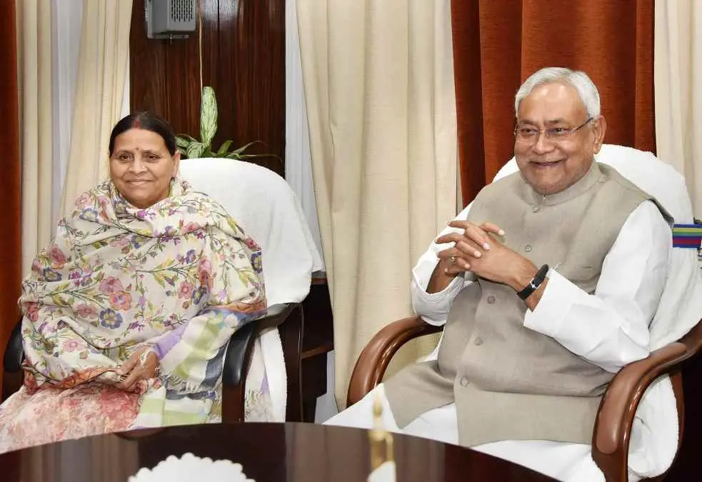 നിതീഷ് കുമാറും റാബ്രി ദേവിയും | Photo: PTI