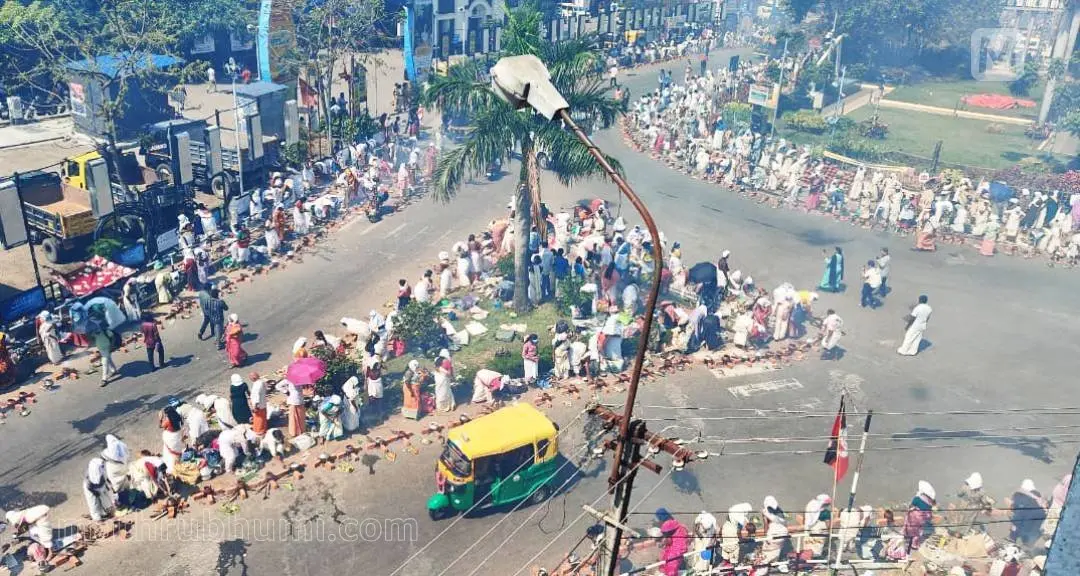 പൊങ്കാല അടുപ്പിൽ തീപകർന്നപ്പോൾ | ഫോട്ടോ: ബിജു വര്ഗീസ്