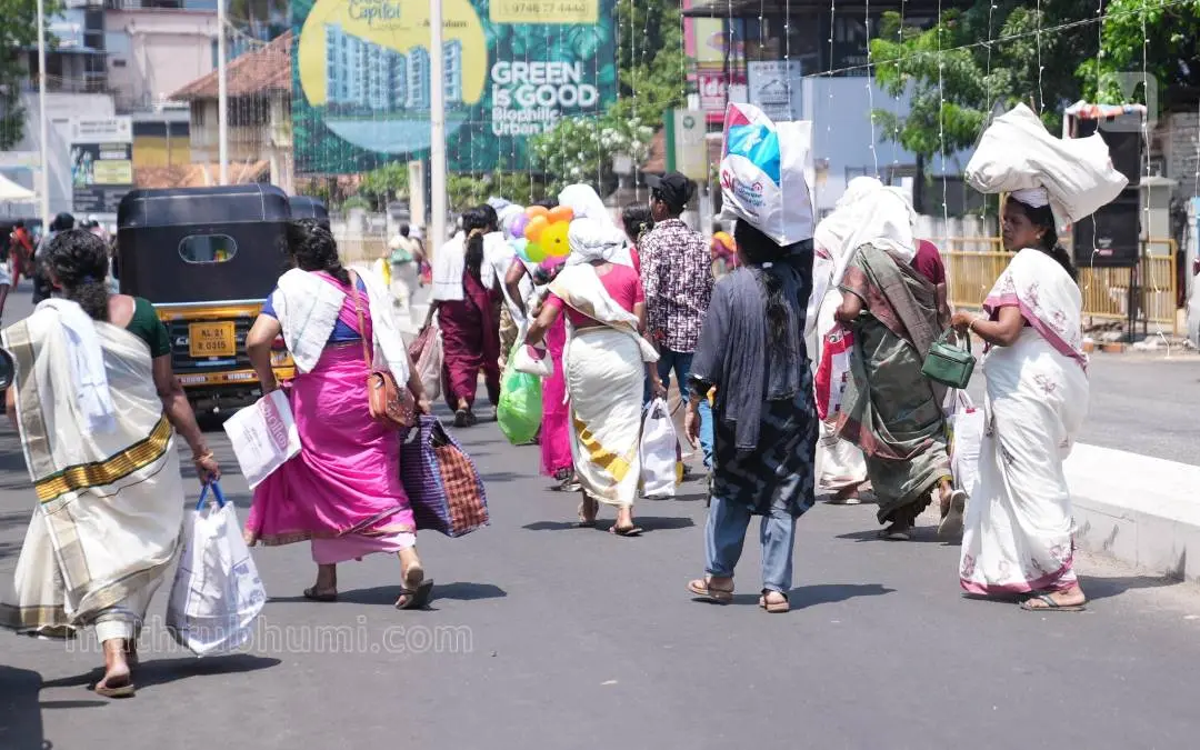 പൊങ്കാല കഴിഞ്ഞ് മടങ്ങുന്ന ഭക്തര്‍ | ഫോട്ടോ: പ്രവീണ്‍ ദാസ് എം/ മാതൃഭൂമി