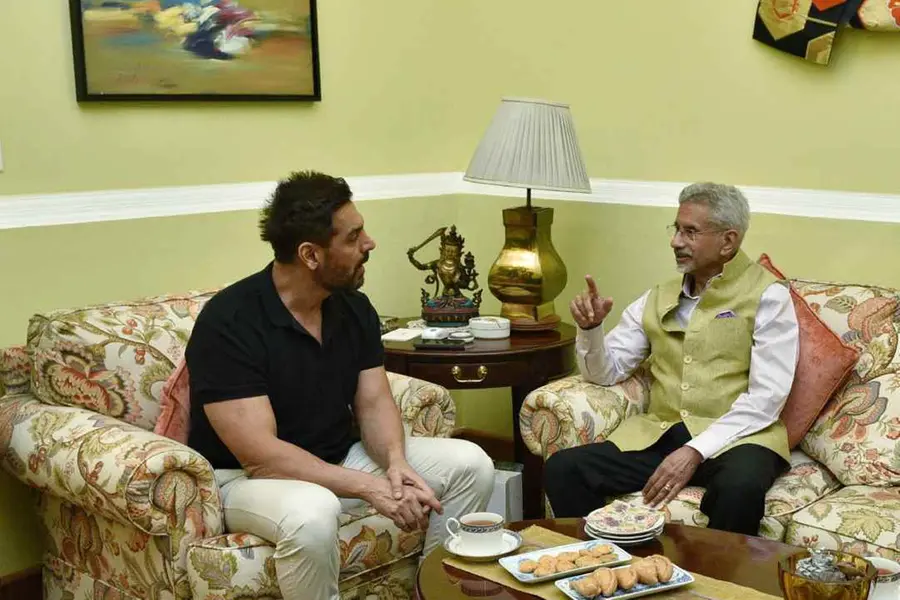'രസകരമായ സംഭാഷണം';വിദേശകാര്യ മന്ത്രിയുമായി ജോണ് എബ്രഹാമിന്റെ 'നയതന്ത്ര' ചര്ച്ച, സിനിമയ്ക്കപ്പുറവും