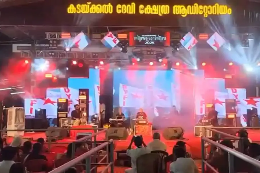 ക്ഷേത്രോത്സവ പരിപാടിയിൽ 'പുഷ്പനെ അറിയാമോ' പാട്ട്, ഡിവൈഎഫ്‌ഐ കൊടി, സിപിഎം ചിഹ്നം; വിമര്‍ശനം