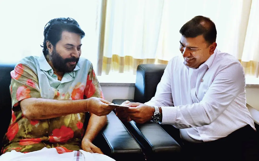 ഓസ്ട്രേലിയൻസന്ദർശനത്തിന് ക്ഷണിച്ചുകൊണ്ടുള്ള സർക്കാരിന്റെ ഔദ്യോഗികകത്ത് മന്ത്രിയായ ജിൻസൺ മമ്മൂട്ടിക്ക് കൈമാറുന്നു