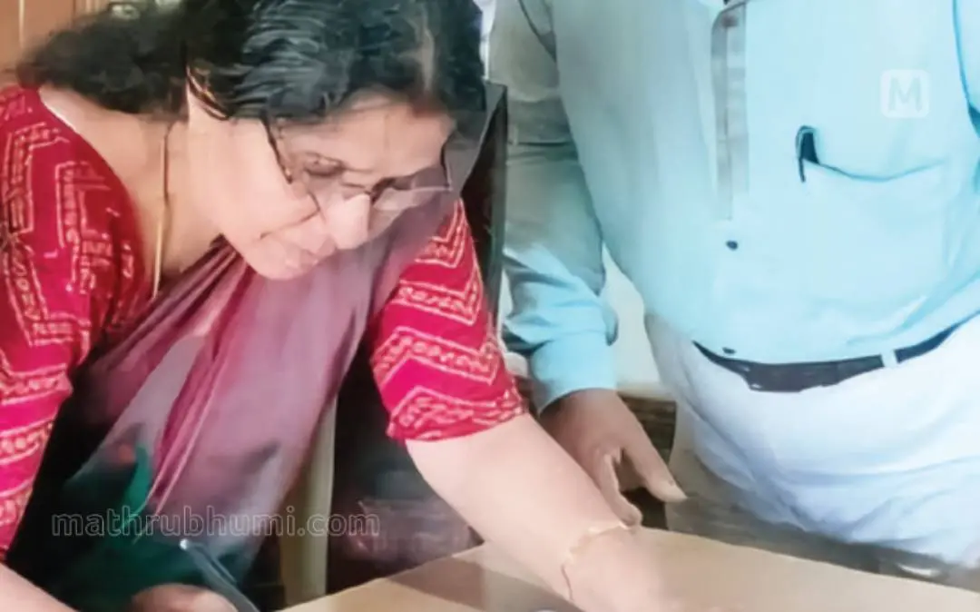 ഐ.സി.ഡി.എസ്. സൂപ്പർവൈസറായി ജോലിയിൽ പ്രവേശിക്കും മുൻപ് ജയന്തി രജിസ്റ്ററിൽ ഒപ്പിടുന്നു.