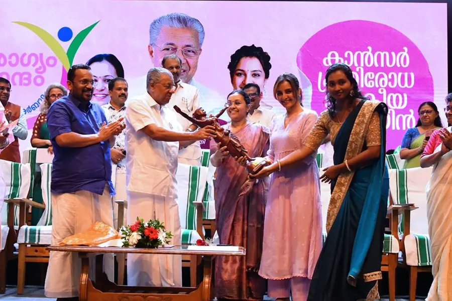 'സ്തനാർബുദത്തെ ഒരു ചിരിയോടെ ചെറുത്ത് തോൽപ്പിച്ച് ജീവിതം ആസ്വദിക്കുന്ന അമ്മ വീട്ടിലുണ്ട്' - മഞ്ജു