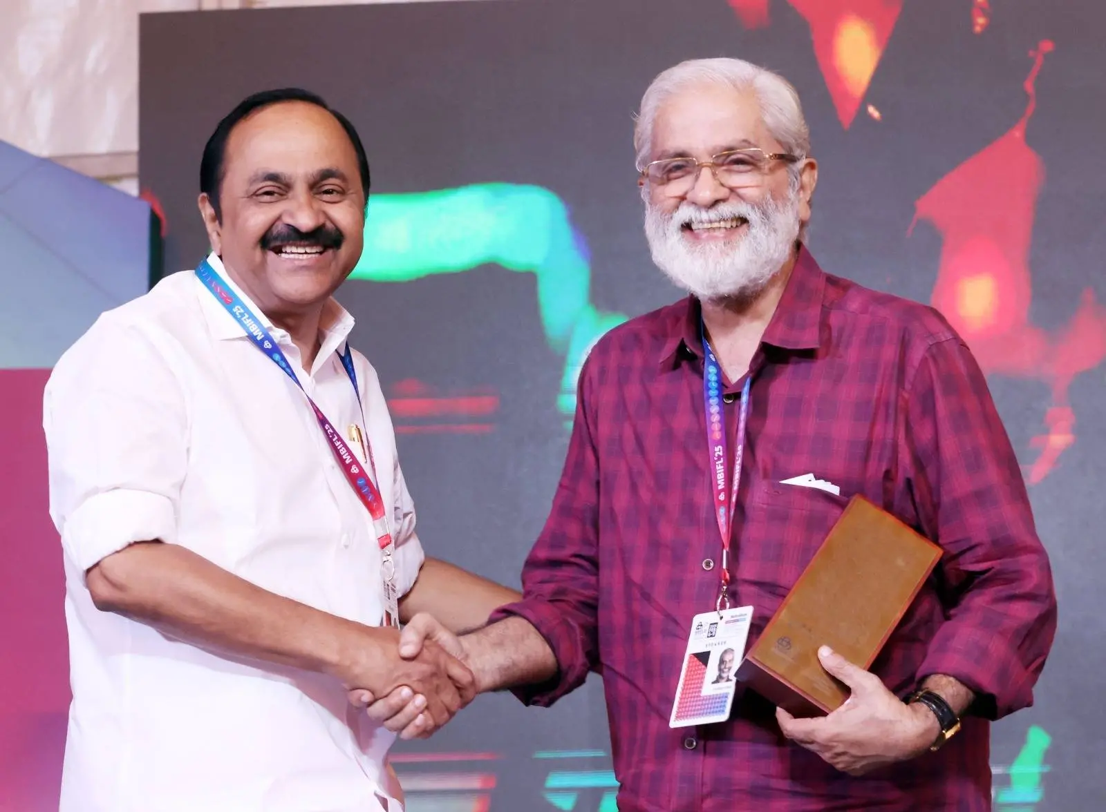വി.ഡി.സതീശനും സുരേഷ് കുറുപ്പും