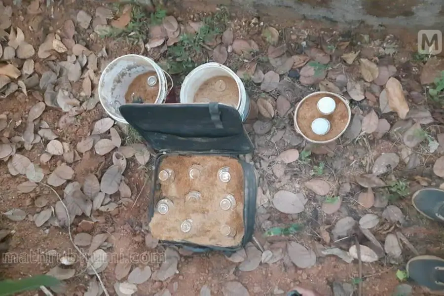 14 സ്റ്റീൽ ബോംബ്, 2 പൈപ്പ് ബോംബ്, രണ്ട് വടിവാൾ; വളയത്ത് കലുങ്കിനടിയിൽനിന്ന് ആയുധശേഖരം കണ്ടെടുത്തു