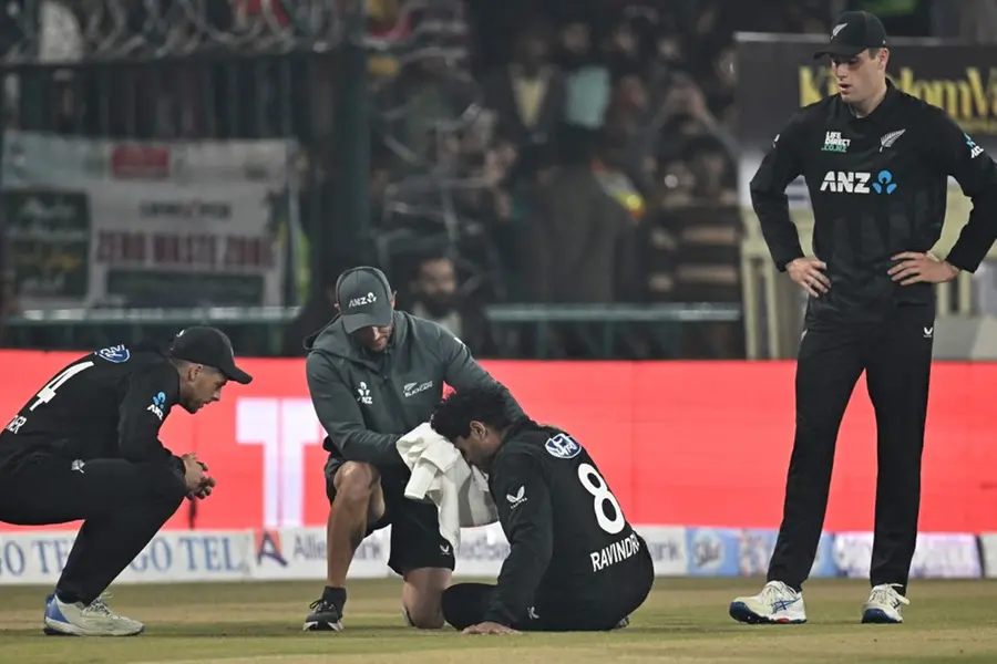 പന്ത് നെറ്റിയിലിടിച്ച് ചോരവാർന്ന് കളംവിട്ട് രചിൻ രവീന്ദ്ര; വില്ലനായത് പാക് സ്റ്റേഡിയത്തിലെ വെളിച്ചം