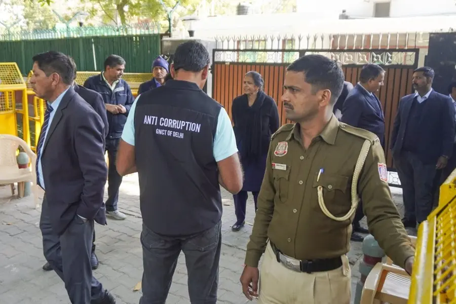 കുതിരക്കച്ചവട ആരോപണം: അന്വേഷണത്തിന് ഉത്തരവിട്ട് ലഫ്. ഗവർണർ; കെജ്രിവാളിന്റെ വസതിയിലെത്തി എ.സി.ബി
