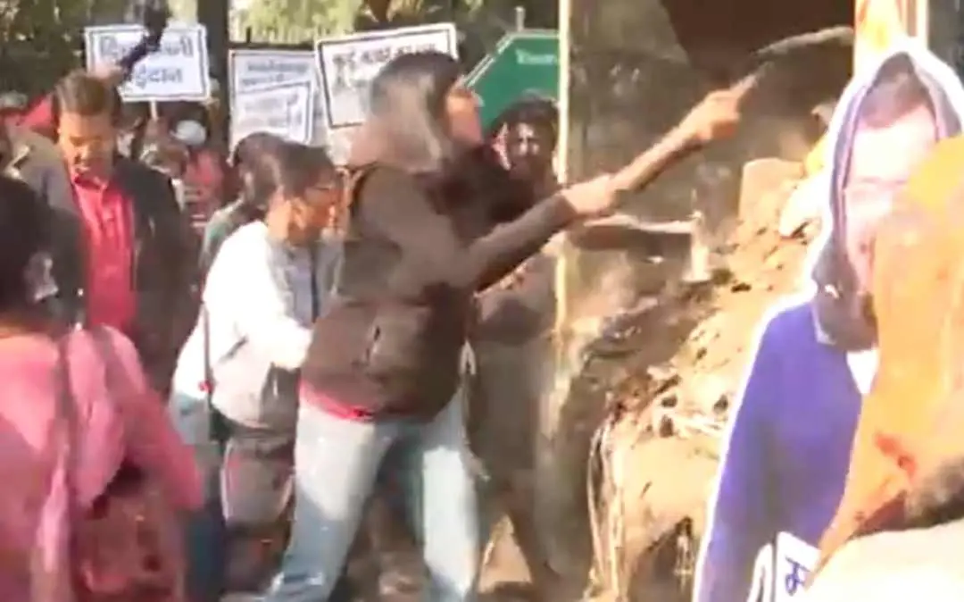സ്വാതി മാലിവാള് ആം ആദ്മി പാര്ട്ടി ദേശീയ കണ്വീനര് അരവിന്ദ് കെജ്രിവാളിന്റെ വസതിക്ക് പുറത്ത് മാലിന്യം തള്ളുന്നു | Photo: ANI