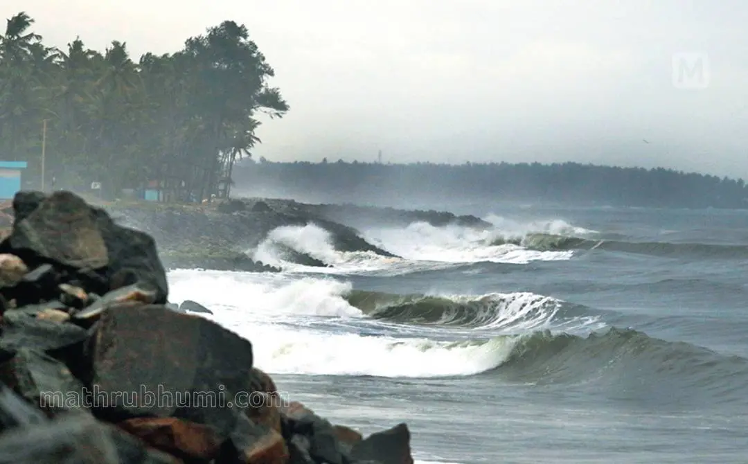 ഓഖി ചുഴലിക്കാറ്റിനെത്തുടർന്ന് ഇരവിപുരത്ത് കടൽ പ്രക്ഷുബ്ധമായപ്പോൾ (ഫയൽ ചിത്രം) | ഫോട്ടോ: അജിത് പനച്ചിക്കൽ \ മാതൃഭൂമി