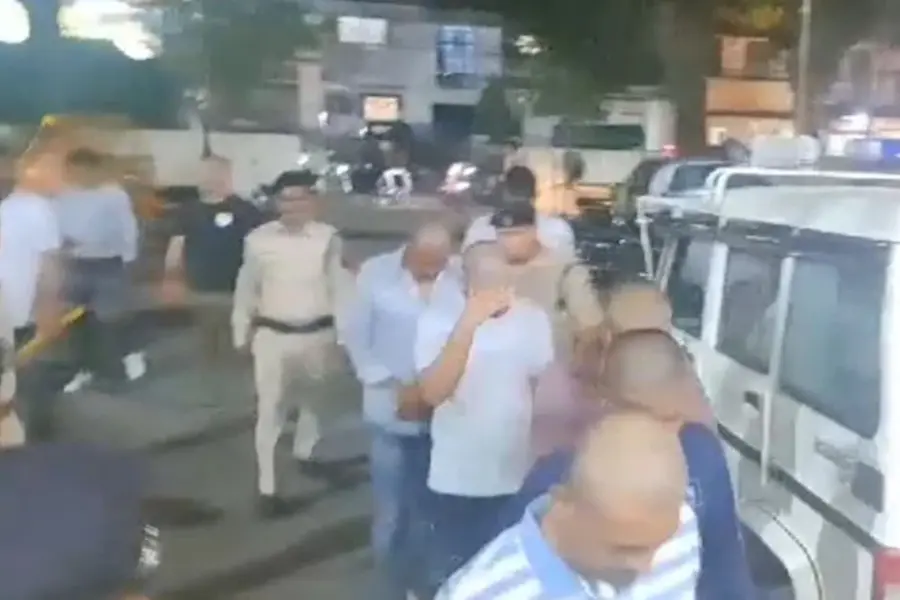 ചാമ്പ്യൻസ് ട്രോഫി വിജയാഘോഷം അതിരുവിട്ടു; യുവാക്കളുടെ തലമൊട്ടയടിച്ച് തെരുവിൽനടത്തി പോലീസ്; പ്രതിഷേധം