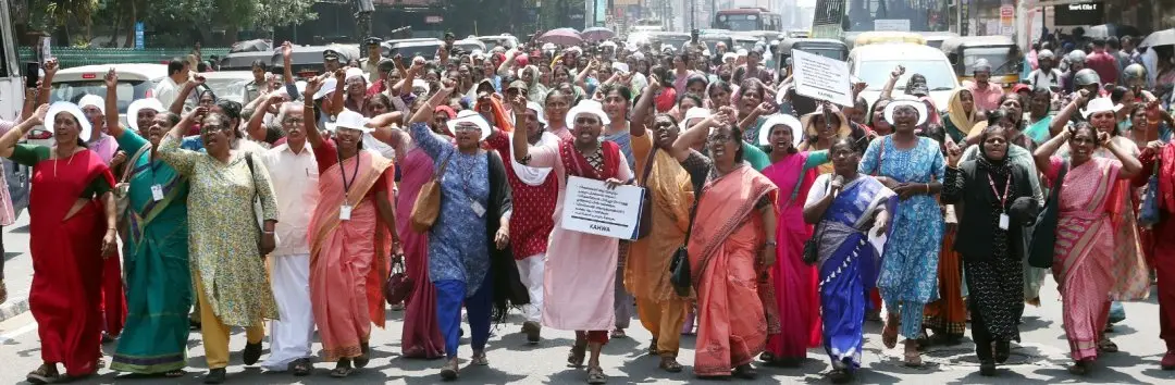മൂന്ന് മാസത്തെ വേതന കുടിശിക ഉടൻ നൽകുക,ഓണറേറിയം വർദ്ധിപ്പിക്കുക തുടങ്ങിയ ആവശ്യങ്ങളുന്നയിച്ച് കേരള ആശ ഹെൽത്ത് വർക്കേഴ്‌സ് അസോസിയേഷന്റെ നേതൃത്വത്തിൽ സെക്രട്ടേറിയറ്റിന് മുന്നിൽ നടത്തുന്ന രാപ്പകൽ സമരത്തെ തുടർന്ന് മന്ത്രിയുമായി നടത്തിയ ചർച്ച പരാജയപ്പെട്ട പ്പോൾ ആശ വർക്കർമാർ പ്രതിഷേധ പ്രകടനം നടത്തുന്നു | ഫോട്ടോ: ബിജു വർഗീസ്‌ / മാതൃഭൂമി