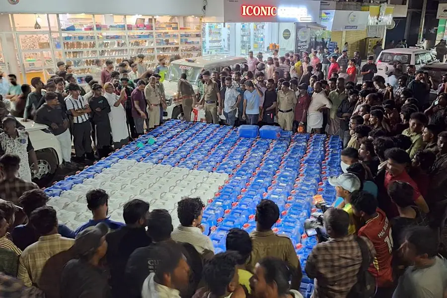 താനൂരിൽ വൻ സ്പിരിറ്റ് വേട്ട; 300 കന്നാസുകളിലായി 10,000 ലിറ്റർ; ഒളിപ്പിച്ചത് മൈദ ചാക്കുകൾക്കിടയിൽ