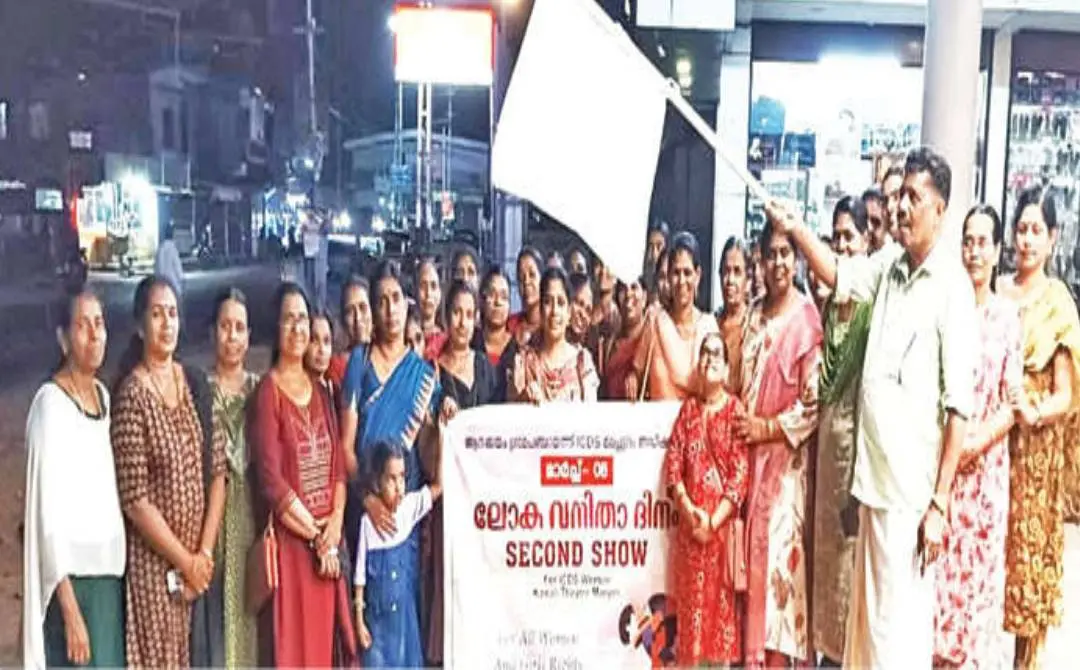 ആനക്കയം ഗ്രാമപ്പഞ്ചായത്തിലെ സെക്കൻഡ് ഷോയ്ക്കുള്ള വനിതകളുടെ യാത്ര പ്രസിഡൻറ് അടാട്ട് ചന്ദ്രൻ ഫ്ളാഗ് ഓഫ് ചെയ്യുന്നു