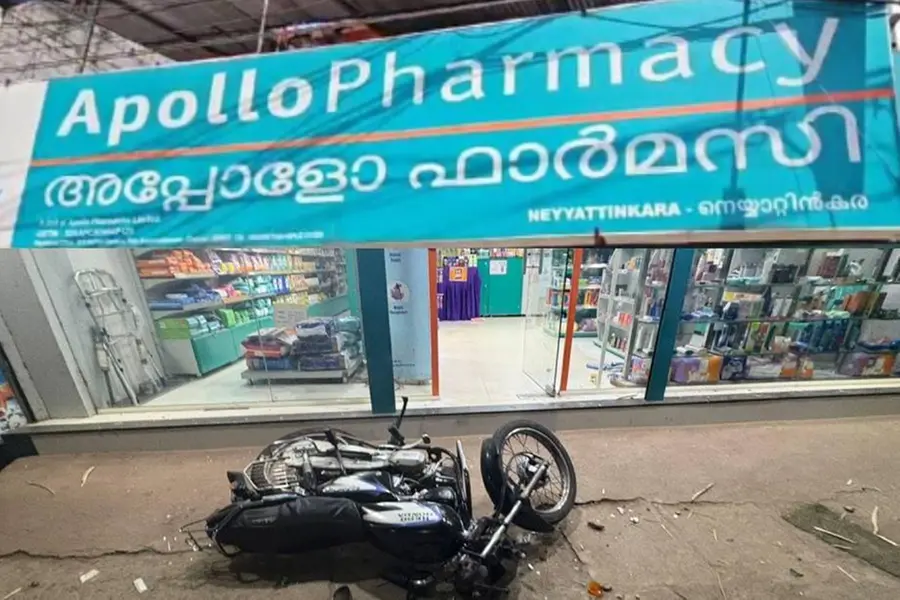 ഡോക്ടറുടെ കുറിപ്പടിയില്ലാതെ ഉറക്കഗുളിക നല്കിയില്ല; മെഡിക്കല് ഷോപ്പ് അടിച്ചുതകര്ത്ത് യുവാക്കള്