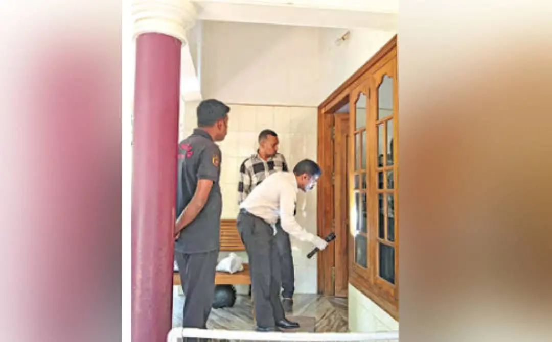വീട്ടില് ഫൊറന്സിക് സംഘം പരിശോധന നടത്തുന്നു