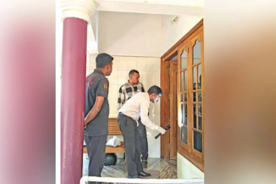 കടലുണ്ടിയില് വീട് കുത്തിത്തുറന്ന് 20 പവനും ഒന്നരലക്ഷവും കവര്ന്നു; മുറികളിലെല്ലാം മുളകുപൊടി