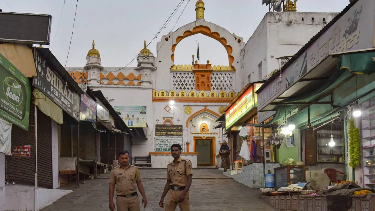 ഛത്രപതി സംഭാജിനഗറിലെ ഖുല്‍ദാബാദിലുള്ള മുഗള്‍ചക്രവര്‍ത്തി ഔറംഗസീബിന്റെ ശവകുടീരത്തിന് സുരക്ഷ വർധിപ്പിച്ചപ്പോൾ | Photo: PTI