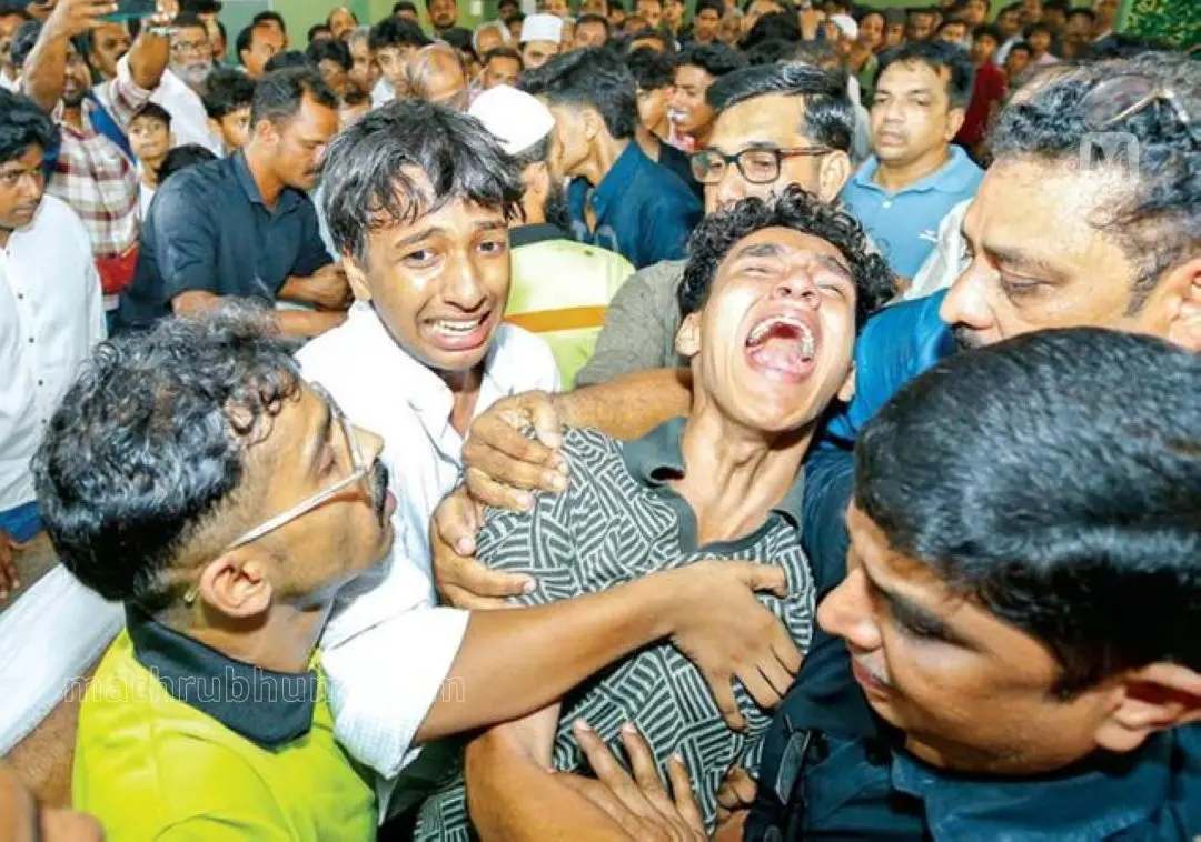 സഹപാഠിയായ അന്സാഫ് പൊട്ടിക്കരയുന്നു/ ഫോട്ടോ: മാതൃഭൂമി