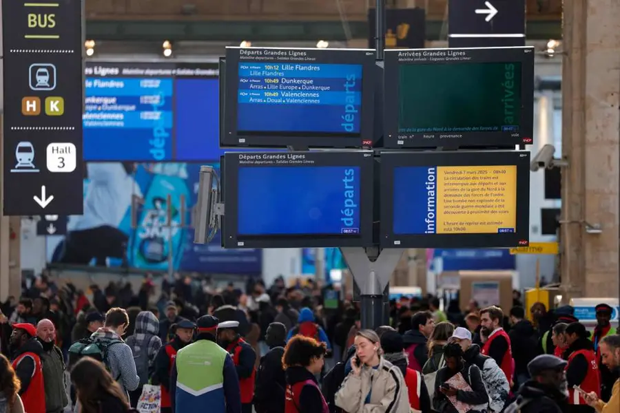 പാരീസിൽ റെയിൽവേ ട്രാക്കിൽ രണ്ടാം ലോക മഹായുദ്ധകാലത്തെ ബോംബ്, ഗതാഗതം താറുമാറായി, യാത്രക്കാർ വലഞ്ഞു