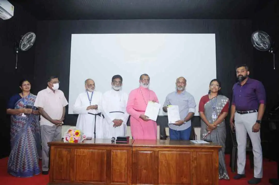 കോട്ടയത്ത് അത്യാധുനിക ക്രിക്കറ്റ് സ്റ്റേഡിയം ഒരുക്കുന്നതിനായി കേരള ക്രിക്കറ്റ് അസോസിയേഷനും സിഎംഎസ് കോളേജും തമ്മിൽ കരാർ ഒപ്പുവെയ്ക്കുന്ന ചടങ്ങ്