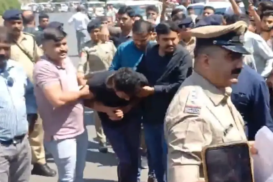 വഡോദര വാഹനാപകടം; സംഭവസ്ഥലത്ത് തെളിവെടുത്ത് പോലീസ്, നടക്കാനാകാതെ പ്രതി | VIDEO