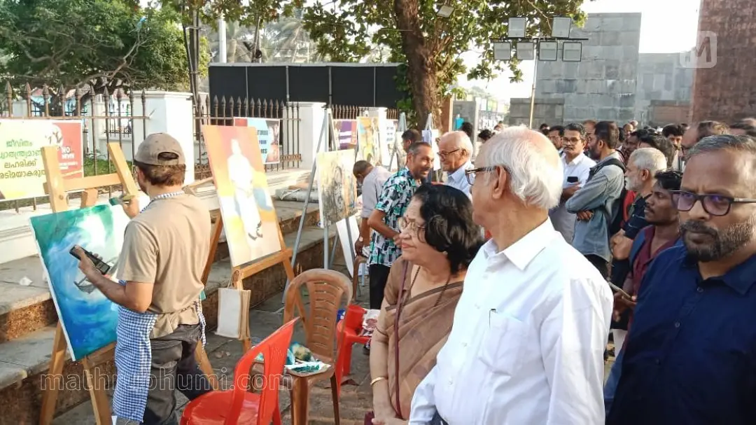 കോഴിക്കോട് ബീച്ച് ഫ്രീഡം സ്ക്വയറിൽ മാതൃഭൂമി സംഘടിപ്പിച്ച 'രമണീയം എം.ടി. കാലം' എന്ന എം.ടി. അനുസ്മരണ പരിപാടിയിൽ 16 ചിത്രകാരൻമാർ തത്സമയം ചിത്രംവരച്ച് ഒരുക്കുന്ന 'ചിത്രാഞ്ജലി' വീക്ഷിക്കുന്ന ജ്ഞാനപീഠ ജേതാവ് ദാമോദർ മൗസോയും ഭാര്യയും | ഫോട്ടോ: പി. പ്രമോദ്കുമാർ / മാതൃഭൂമി