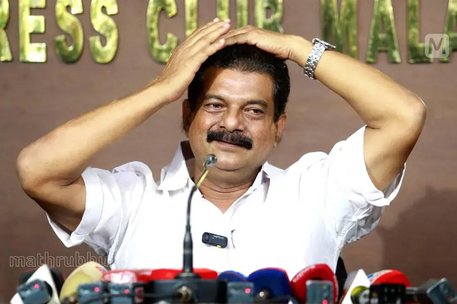 ഒറ്റയ്ക്ക് വഴിവെട്ടി വന്ന പി.വി; പാണക്കാട്ടുനിന്ന് കിട്ടിയോ യു.ഡി.എഫിലേക്കുള്ള പച്ചക്കൊടി ?