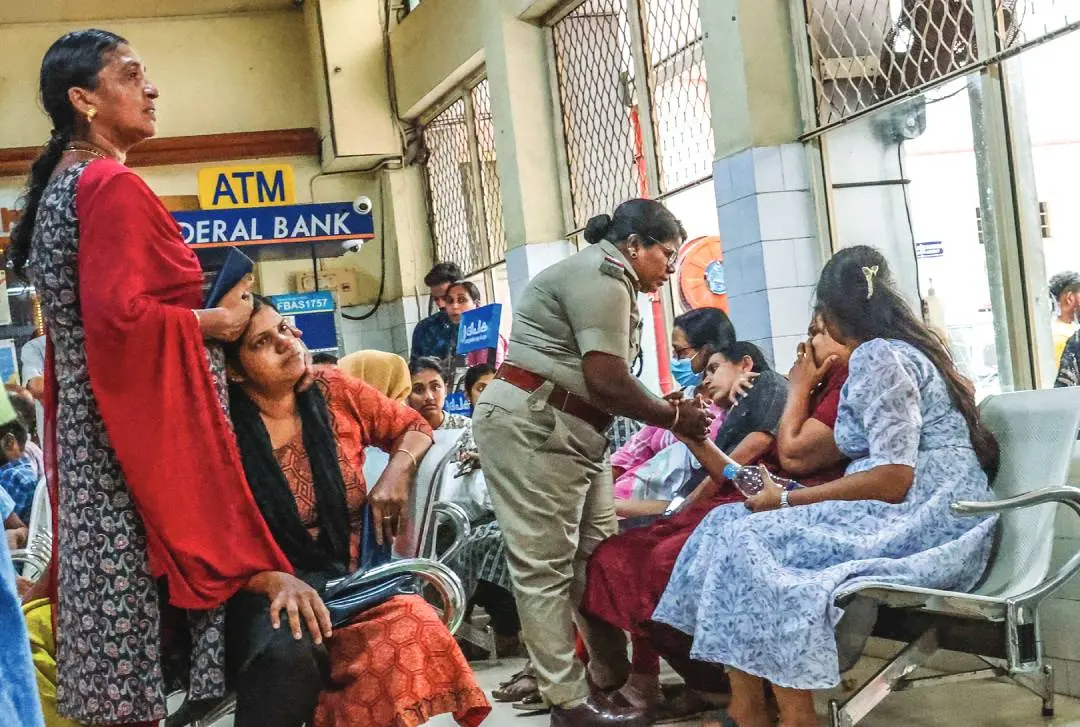 പീച്ചി ഡാമിന്റെ റിസര്വോയറില് വീണ് പരിക്കേറ്റ കുട്ടികളെ എത്തിച്ച തൃശ്ശൂര് ജൂബിലി മിഷന് മെഡിക്കല് കോളേജിലെ കാഷ്വാലിറ്റിക്കു മുന്നില് ആശങ്കയോടെ കാത്തിരിക്കുന്ന ബന്ധുക്കള്
