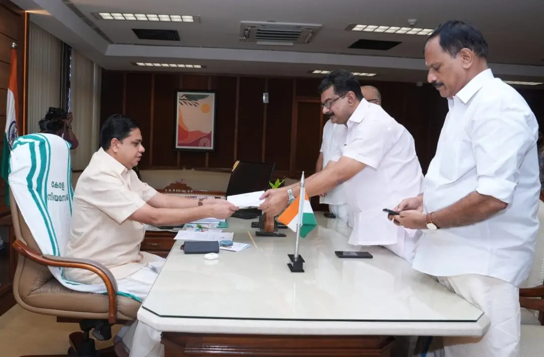പി.വി. അൻവർ സ്പീക്കർ എ.എൻ. ഷംസീറിന് രാജിക്കത്ത് നൽകുന്നു