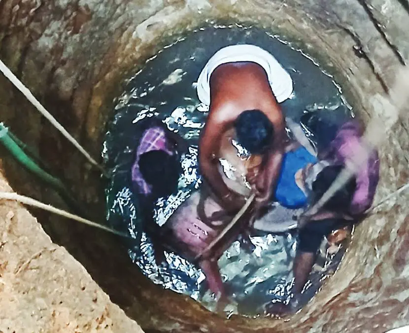 കാല്വഴുതി കിണറ്റില്വീണ ഗൗരിയെ കസേരയിലിരുത്തി വടം ഉപയോഗിച്ച് കരയിലെത്തിക്കുന്നു