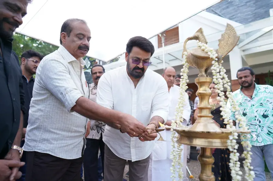 ഹൃദയപൂർവം മോഹൻലാലും സത്യൻ അന്തിക്കാടും; പ്രിയ കൂട്ടുകെട്ട് വീണ്ടും, പൂജ ചിത്രങ്ങൾ പുറത്ത്