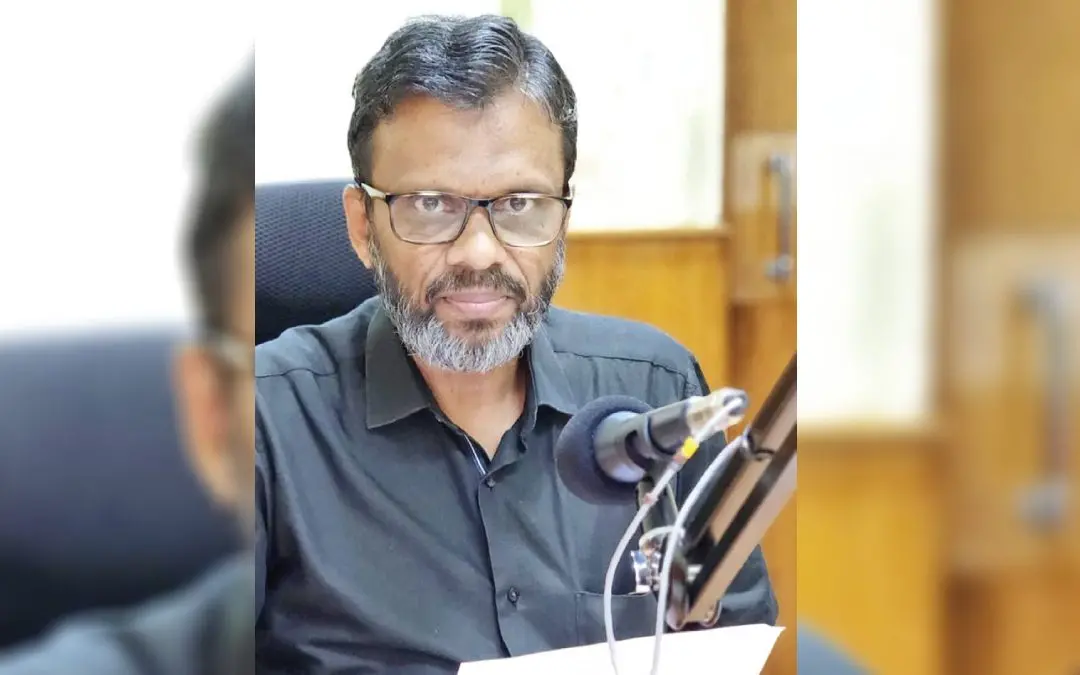 ഹക്കീം കൂട്ടായി ആകാശവാണിയുടെ സ്റ്റുഡിയോയിൽ