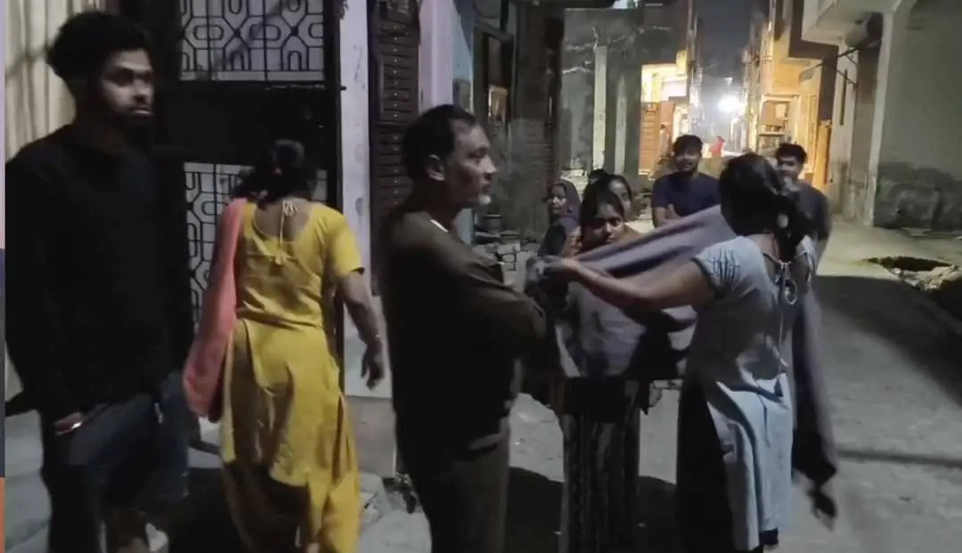ഭൂചലനം അനുഭവപ്പെട്ടതിനെ തുടർന്ന് ന്യൂഡൽഹിയിൽ വീടുകൾക്ക് പുറത്തിറങ്ങിയ ജനങ്ങൾ.