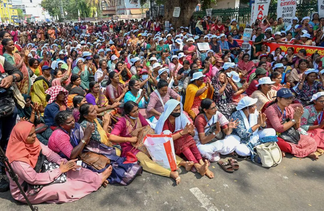 സെക്രട്ടേറിയറ്റിന് മുന്നിൽ നടക്കുന്ന കേരള ആശ ഹെൽത്ത് വർക്കേഴ്സ് അസോസിയേഷന്റെ സമരത്തിൽ നിന്ന് |ഫോട്ടോ:PTI