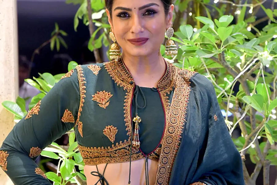 വധൂവരന്മാര്ക്ക് സ്വന്തം വളകള് സമ്മാനിച്ച് നടി രവീണ; കയ്യടിച്ച് ആരാധകര്, വീഡിയോ വൈറല്