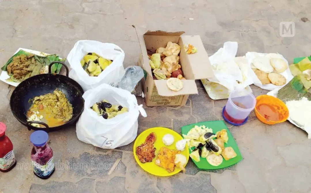 പയ്യാമ്പലത്തെ തട്ടുകടയിൽനിന്ന് പള്ളിക്കുന്ന് സോണൽ കോർപ്പറേഷൻ ആരോഗ്യവിഭാഗം പിടിച്ചെടുത്ത പഴകിയ ഭക്ഷണപദാർഥങ്ങൾ | ഫോട്ടോ: മാതൃഭൂമി