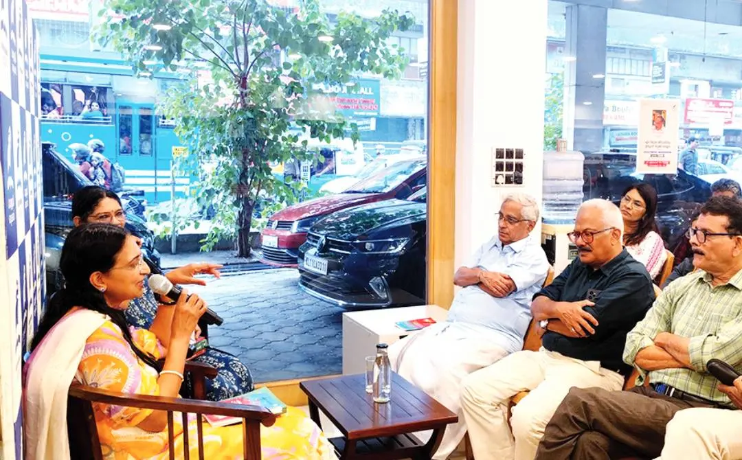 കോഴിക്കോട് മാതൃഭൂമി ബുക്സിൽ നടന്ന പുസ്തകവിചാരം പരിപാടിയിൽ 'കിളിനോച്ചിയിലെ ശലഭങ്ങൾ' എന്ന തന്റെ പുസ്തകത്തെക്കുറിച്ച് ഷീലാ ടോമി സംസാരിക്കുന്നു. ബിന്ദു ആമാട്ട് സമീപം