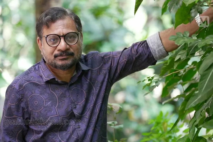 'മനുഷ്യരാകുന്നതിനുള്ള പരിശീലനം കുട്ടികൾക്ക് നൽകാം'; കേരളം വിറങ്ങലിച്ച കൂട്ടക്കൊലയിൽ പ്രതികരിച്ച് കവി