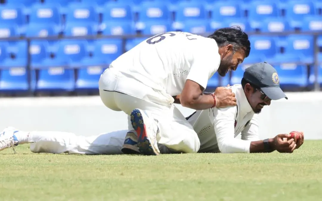 വിദര്ഭയുടെ അക്ഷയ് കര്നേവറിനെ ക്യാച്ച് വഴി പുറത്താക്കിയ രോഹന് കുന്നുമ്മലിനെ അഭിനന്ദിക്കുന്ന ബൗളര് ജലജ് സക്സേന | ഫോട്ടോ - ബി. മുരളീകൃഷ്ണൻ, മാതൃഭൂമി