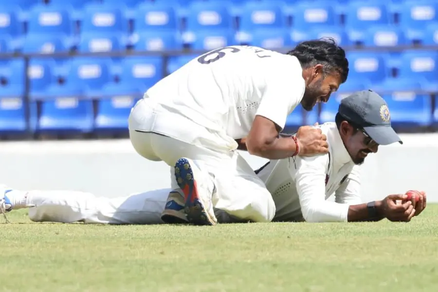 ഇന്നലെ കുറ്റിക്ക് കൃത്യം ഏറ്, ഇന്ന് പറന്നുപിടിച്ച് ക്യാച്ച്; ടീമിനെ പ്രതീക്ഷയുടെ കുന്നിൽ കയറ്റി രോഹൻ