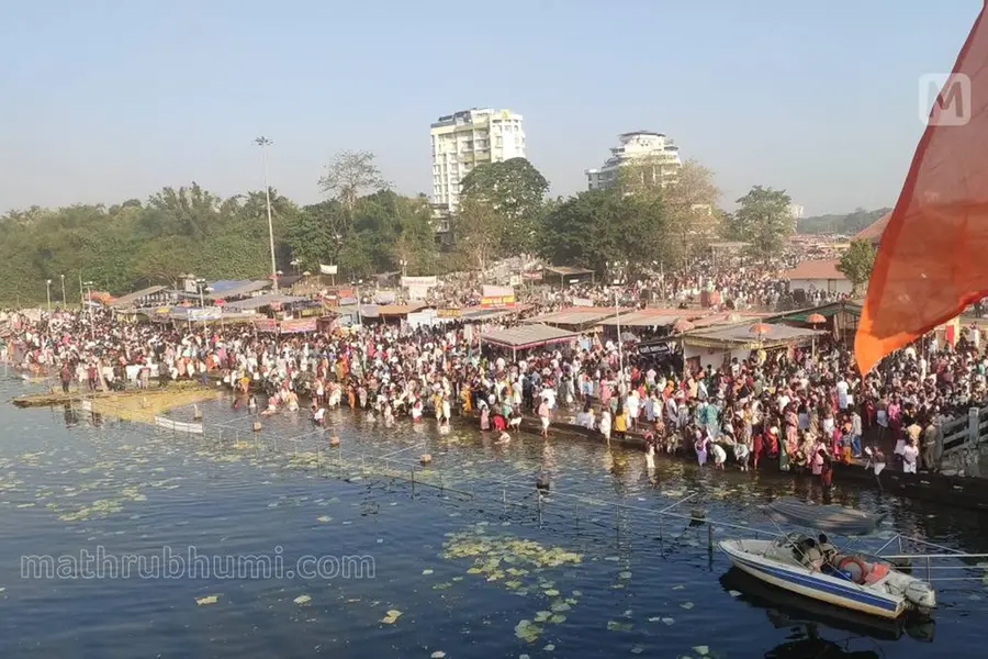 പിതൃസ്മരണയിൽ ആലുവ മണപ്പുറം, ബലിയിട്ട് ആയിരങ്ങൾ