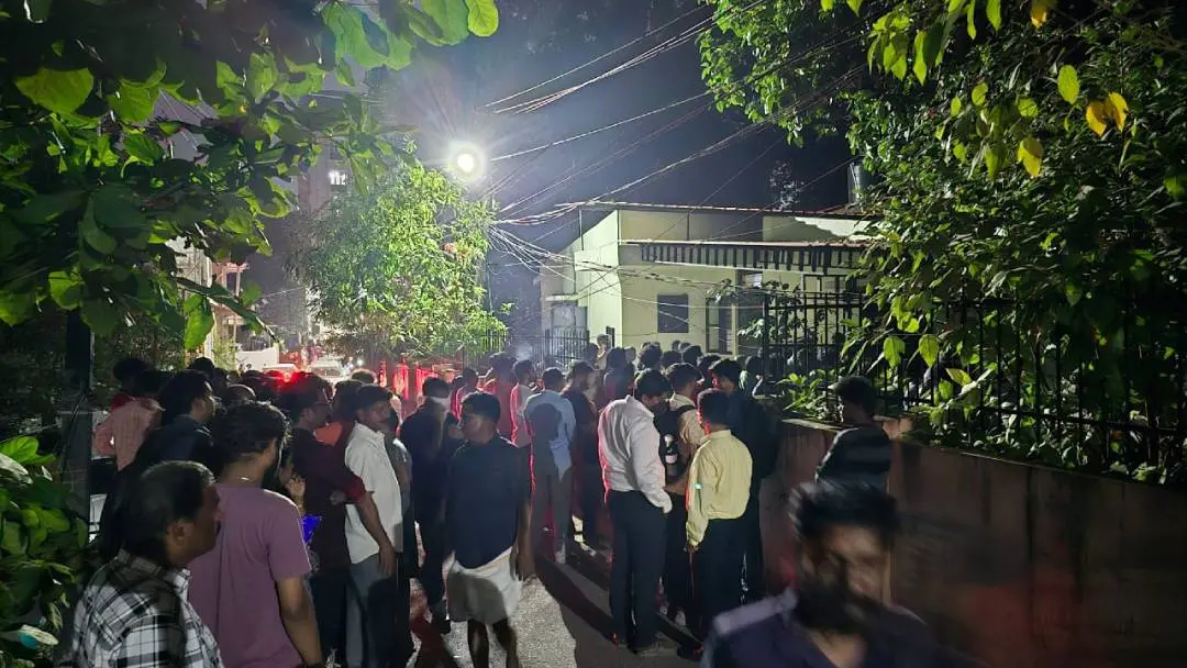 മൃതദേഹങ്ങള്‍ കണ്ടെത്തിയ ക്വാര്‍ട്ടേഴ്‌സിന് മുന്നില്‍ തടിച്ചുകൂടിയവര്‍ |ഫോട്ടോ:മാതൃഭൂമി