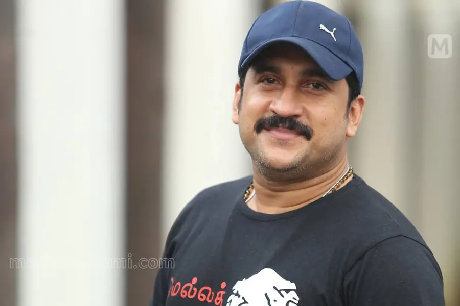ചാര്‍ജ് കൂടുതലല്ലേ എന്ന് ചോദ്യം,മരണനടനല്ലേ എന്ന് പരിഹാസം;കൊച്ചിയിലെ ഓട്ടോക്കാരെക്കുറിച്ച്‌ സന്തോഷ്