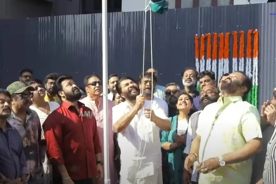 'അമ്മ'യില് റിപ്പബ്ലിക് ദിനാഘോഷം നടത്തി താരങ്ങള്; പതാകയുയര്ത്തി മമ്മൂട്ടി