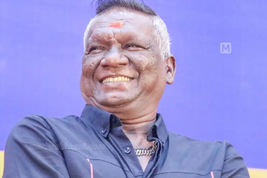 ഏതുവരെ പഠിച്ചു വിജയാ? വെടിയുണ്ട കണക്കെ മറുപടി: 'മ്മടെ എഴുത്തും വായനയുമൊക്കെ ഈ കാല്മ്മലല്ലേ..'