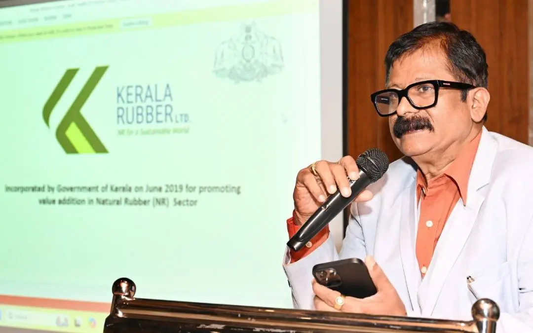 ദുബായിയില് ചേര്ന്ന നിക്ഷേപക സംഗമത്തില് കരിമ്പുഴ രാമന് സംസാരിക്കുന്നു