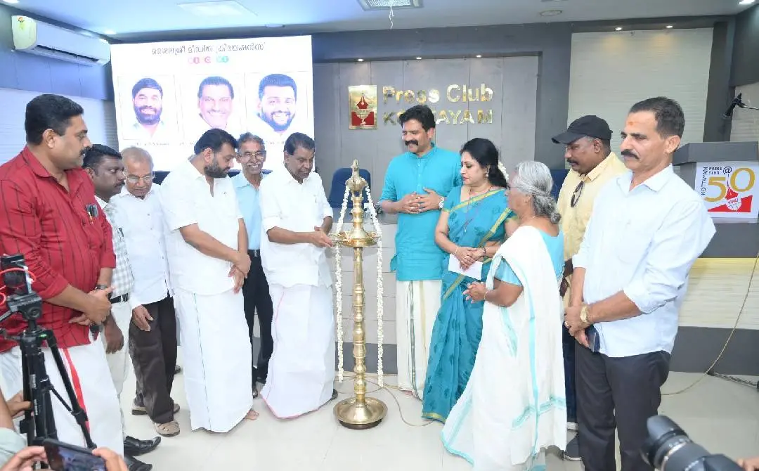 സാംസ്ക്കാരിക ആഭ്യന്തര മന്ത്രി തിരുവഞ്ചൂർ രാധാകൃഷ്ണൻ ട്രെയിലർ പ്രകാശനം നടത്തുന്നു