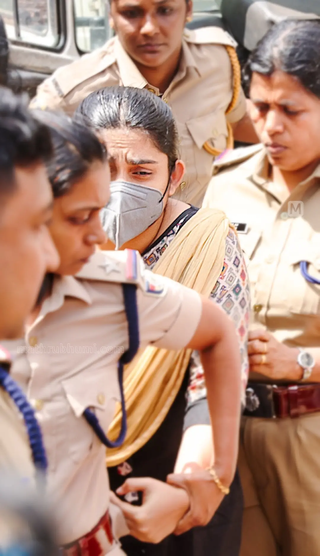 വധശിക്ഷ വിധിച്ച ശേഷം ഗ്രീഷ്മയെ തിരുവനന്തപുരം ഫോർട്ട് ആശുപത്രിയിൽ വൈദ്യപരിശോധനക്കായി കൊണ്ടുവന്നപ്പോൾ | ഫോട്ടോ: ബി. മുരളീകൃഷ്ണൻ / മാതൃഭൂമി