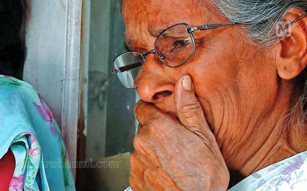 റിജിത്ത് ശങ്കരനെ കുത്തിക്കൊലപ്പെടുത്തിയ കേസിലെ വിധിയറിഞ്ഞശേഷം റിജിത്തിന്റെ അമ്മ ജാനകി തലശ്ശേരി കോടതിവരാന്തയിൽ | ഫോട്ടോ: മാതൃഭൂമി